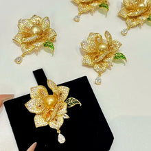 S925 Gold Round Natural Freshwater Pearl Flower Leaf Pin 10-11mm Pearl Jewelry Suitable for Skirts and Clothing