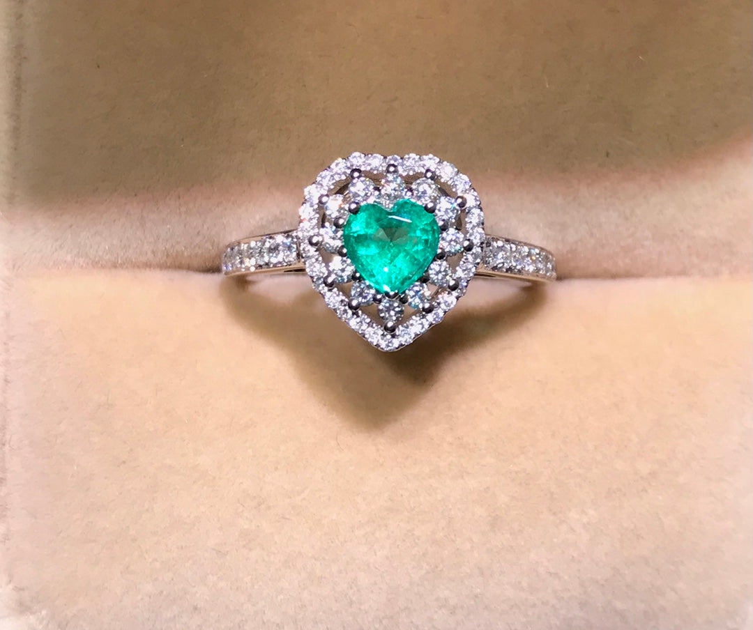 18K White Gold Heart-Shaped Emerald Ring