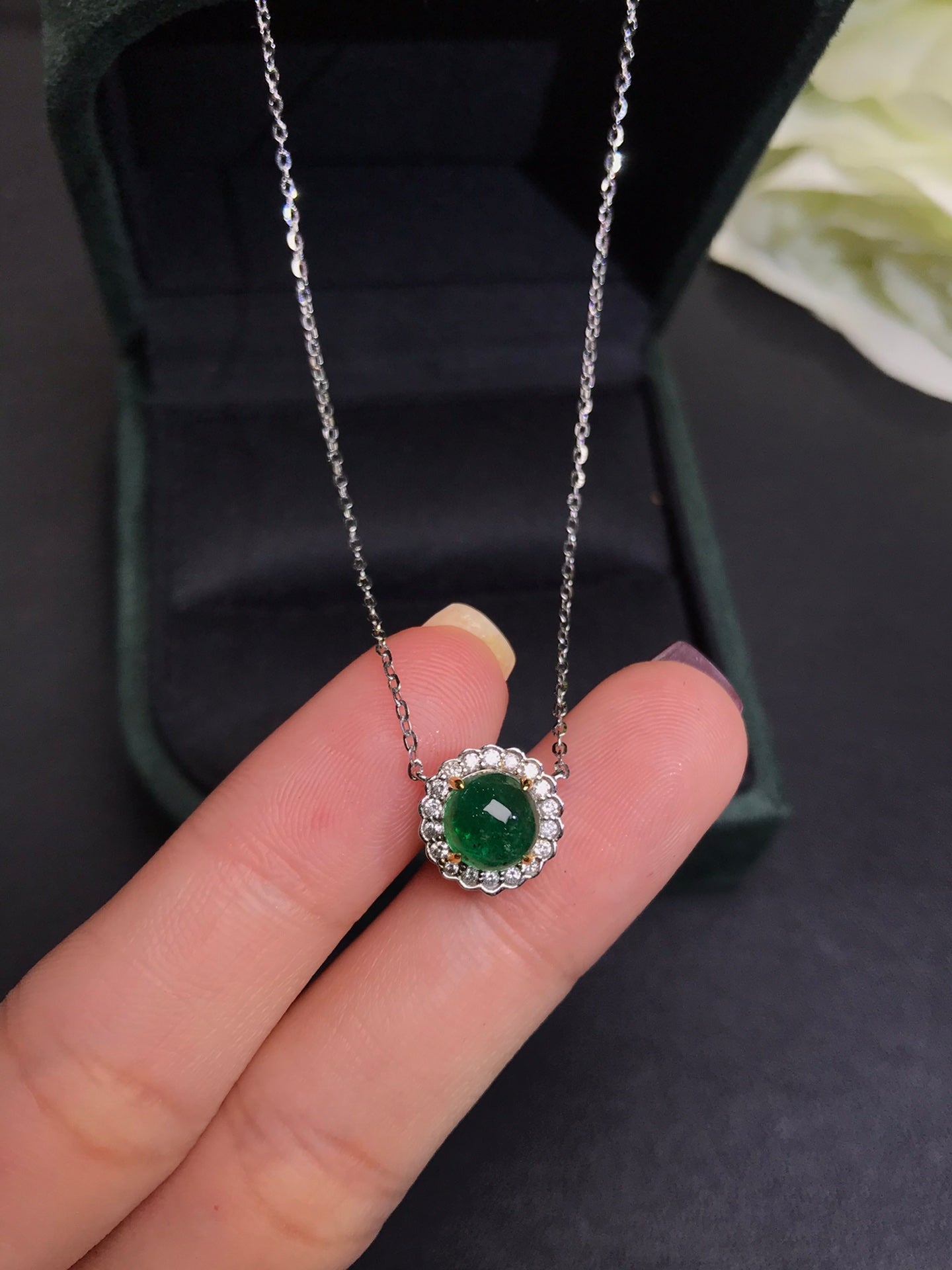 18K White Gold With Plain Emerald Pendant Necklaces