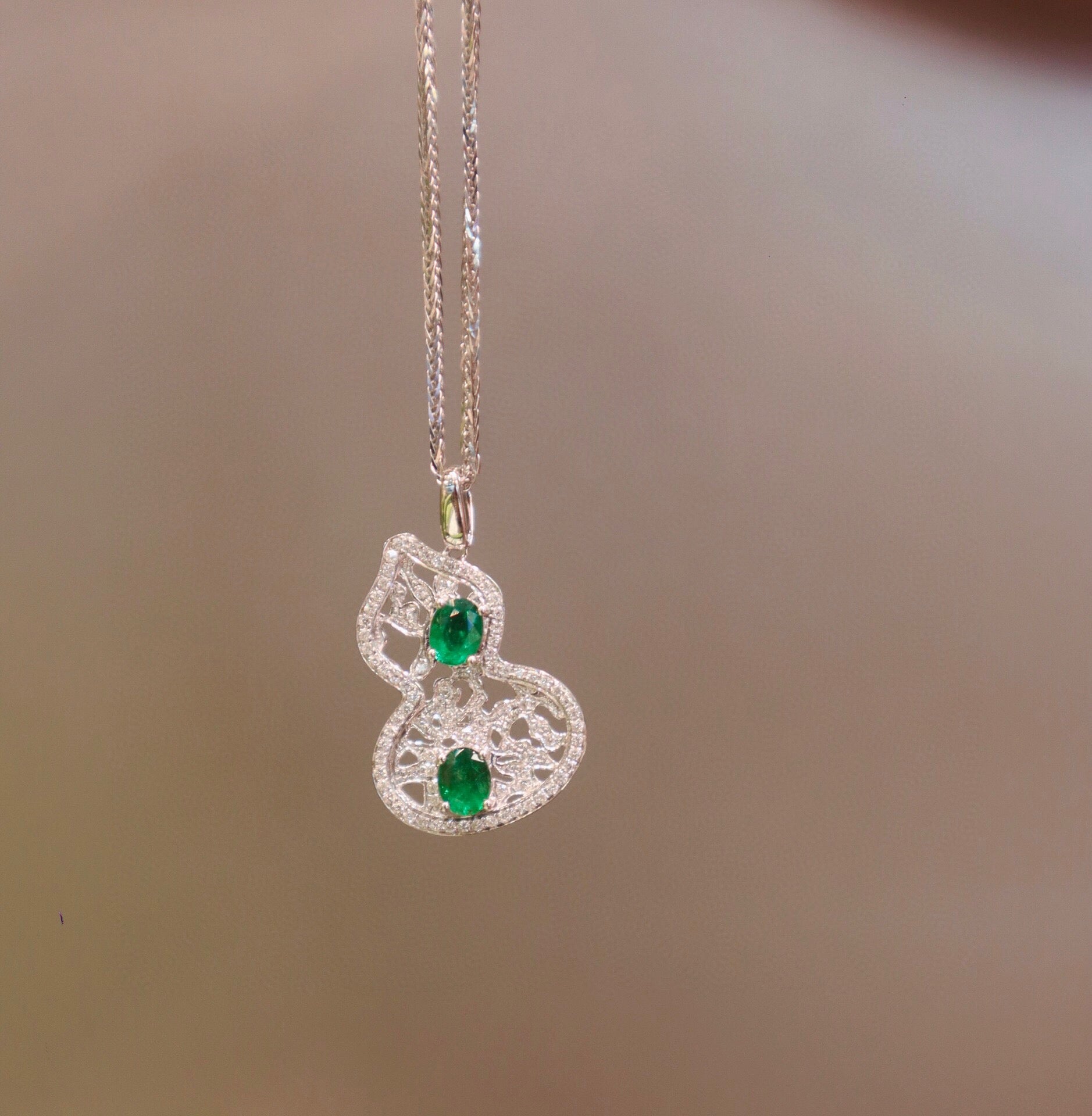 18k White Gold With Emerald Gourd Pendant Earrings