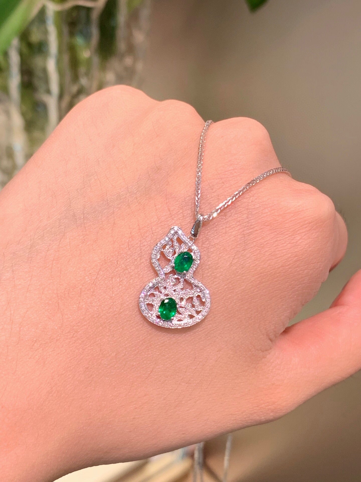 18k White Gold With Emerald Gourd Pendant Earrings