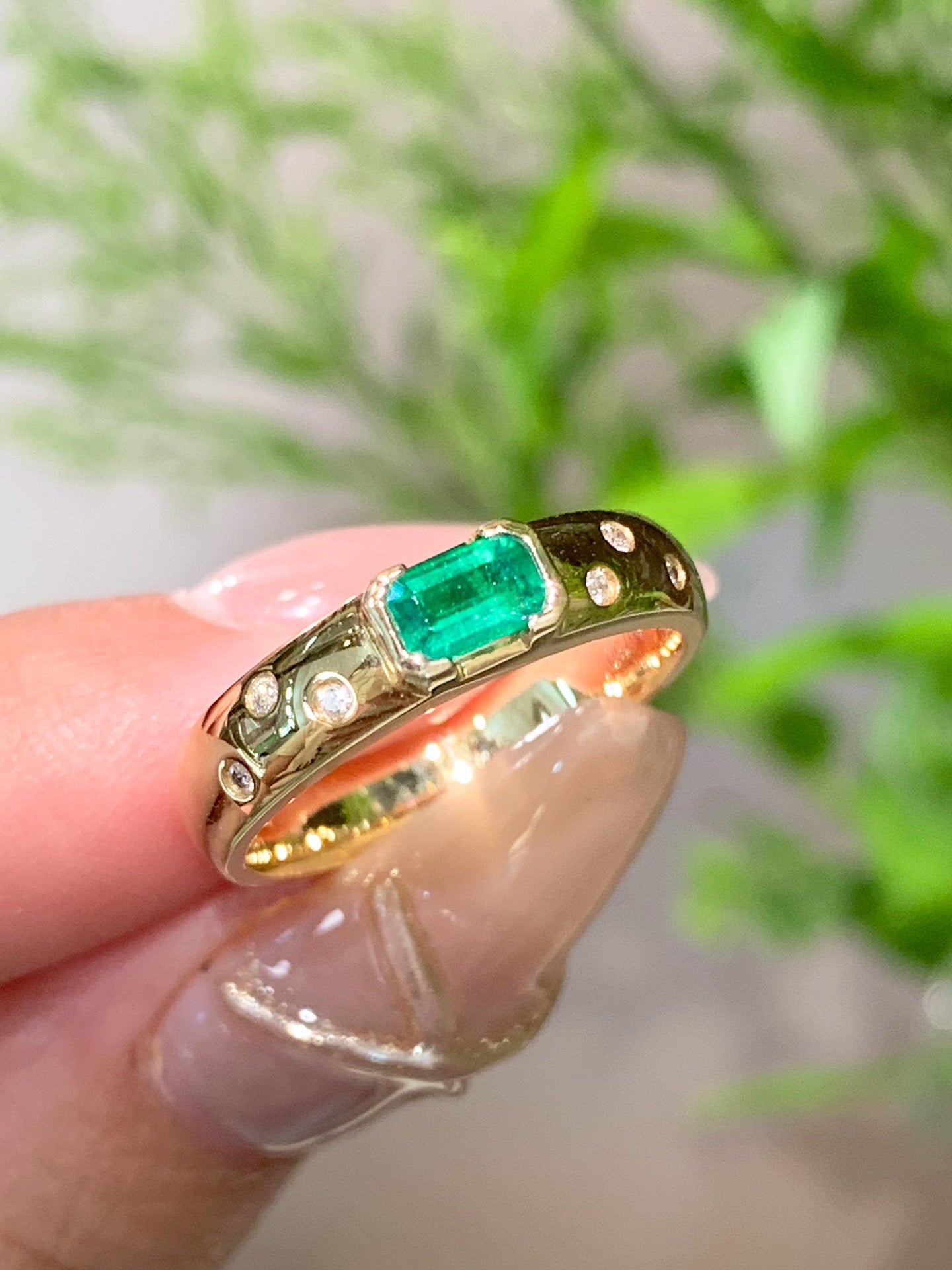 18K White Gold Emerald Ring